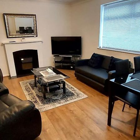 Maisonette With Patio 1 Double Bed Urmston Dış mekan fotoğraf
