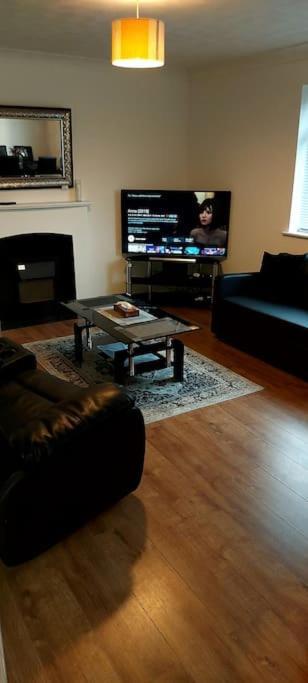 Maisonette With Patio 1 Double Bed Urmston Dış mekan fotoğraf