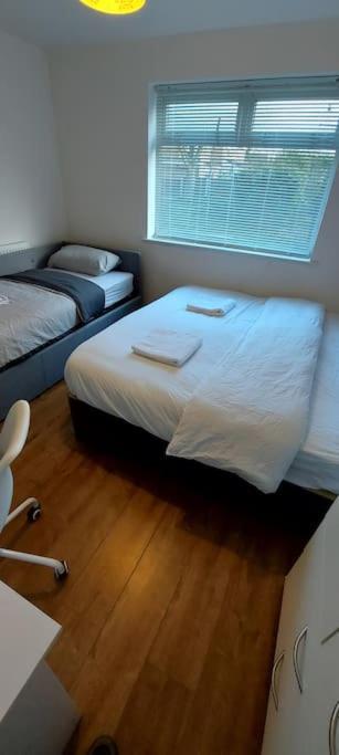 Maisonette With Patio 1 Double Bed Urmston Dış mekan fotoğraf