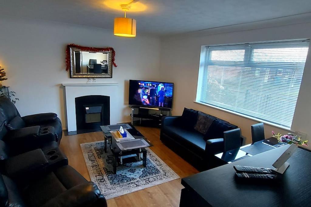 Maisonette With Patio 1 Double Bed Urmston Dış mekan fotoğraf